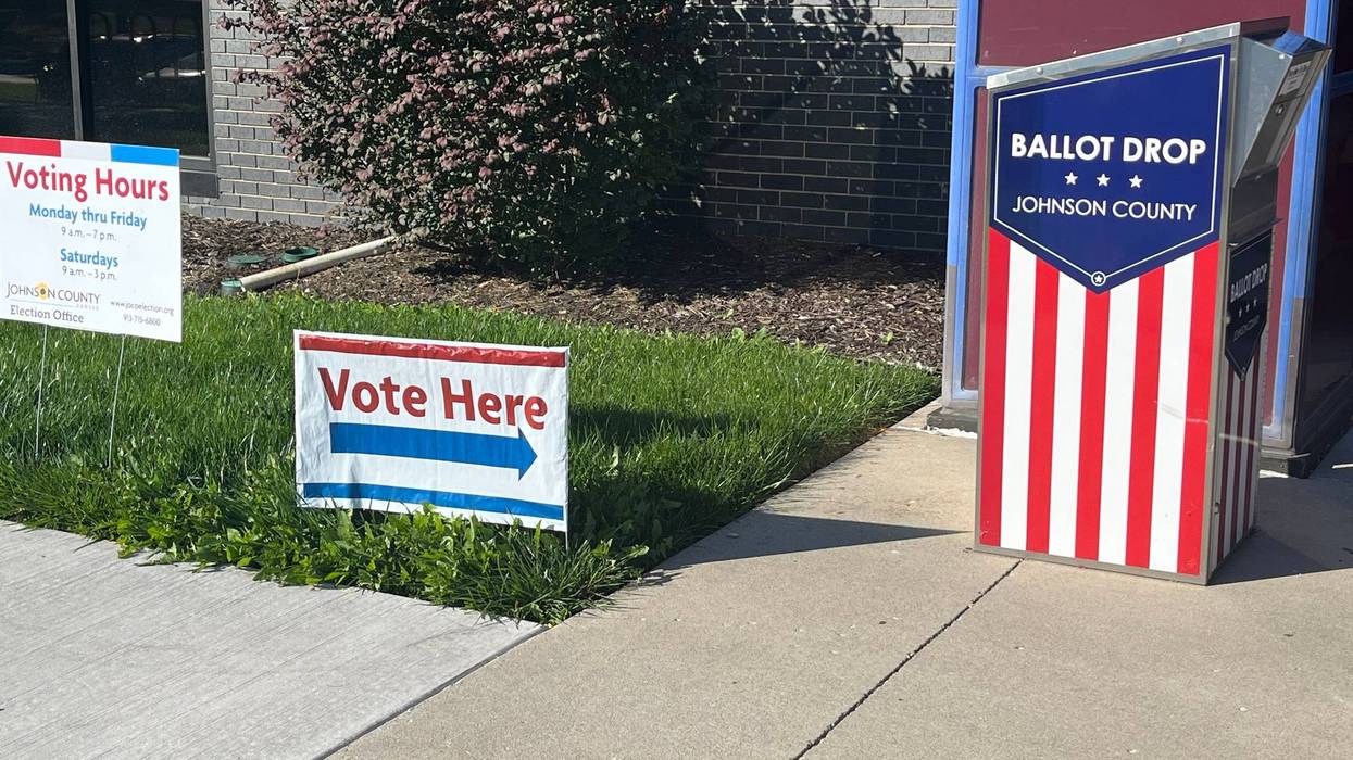 Vote Here signs outside Johnson Co polling station