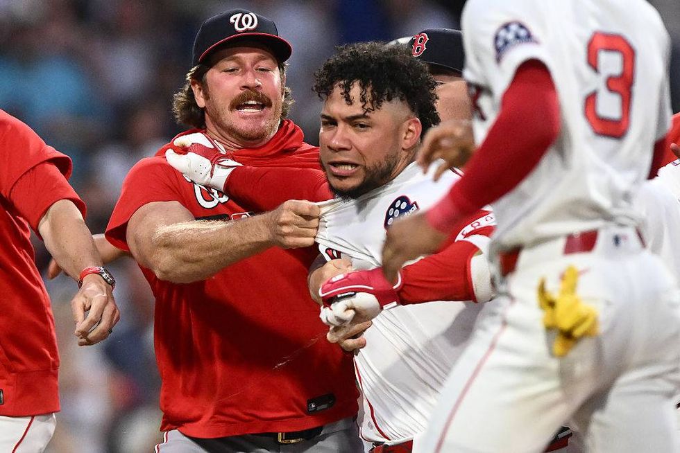 Willson Contreras sparks bench-clearing fracas at Fenway
