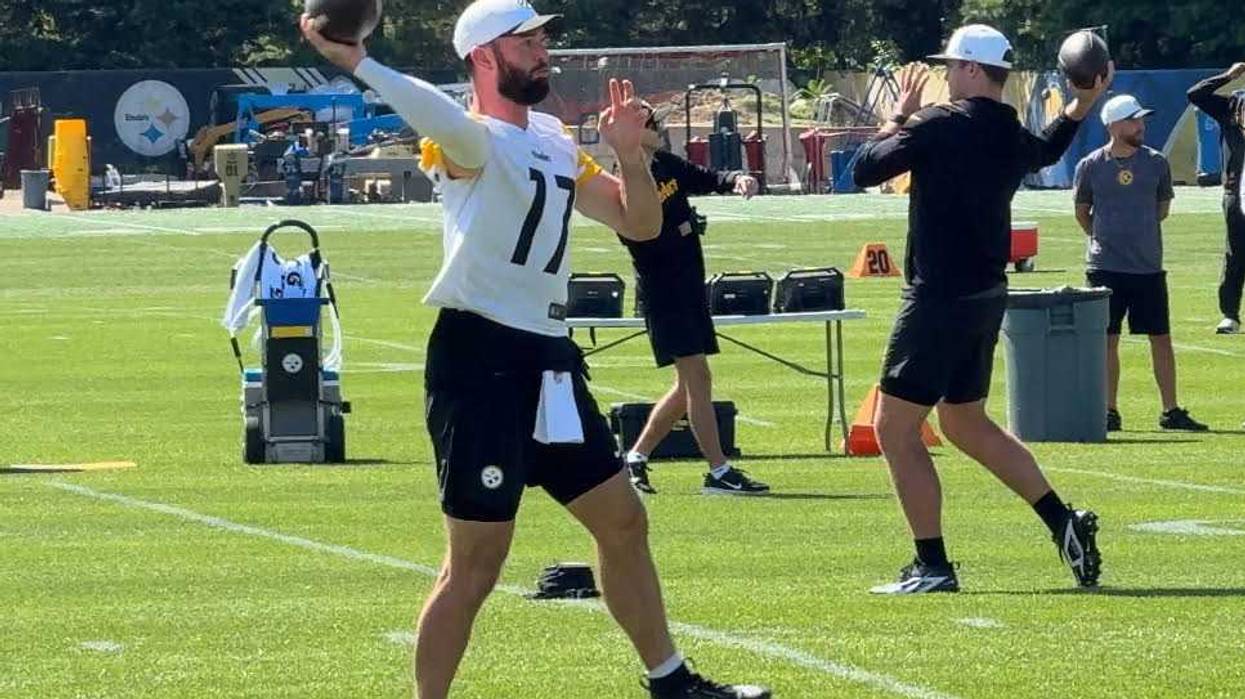 Will Howard and Skylar Thompson throwing in practice