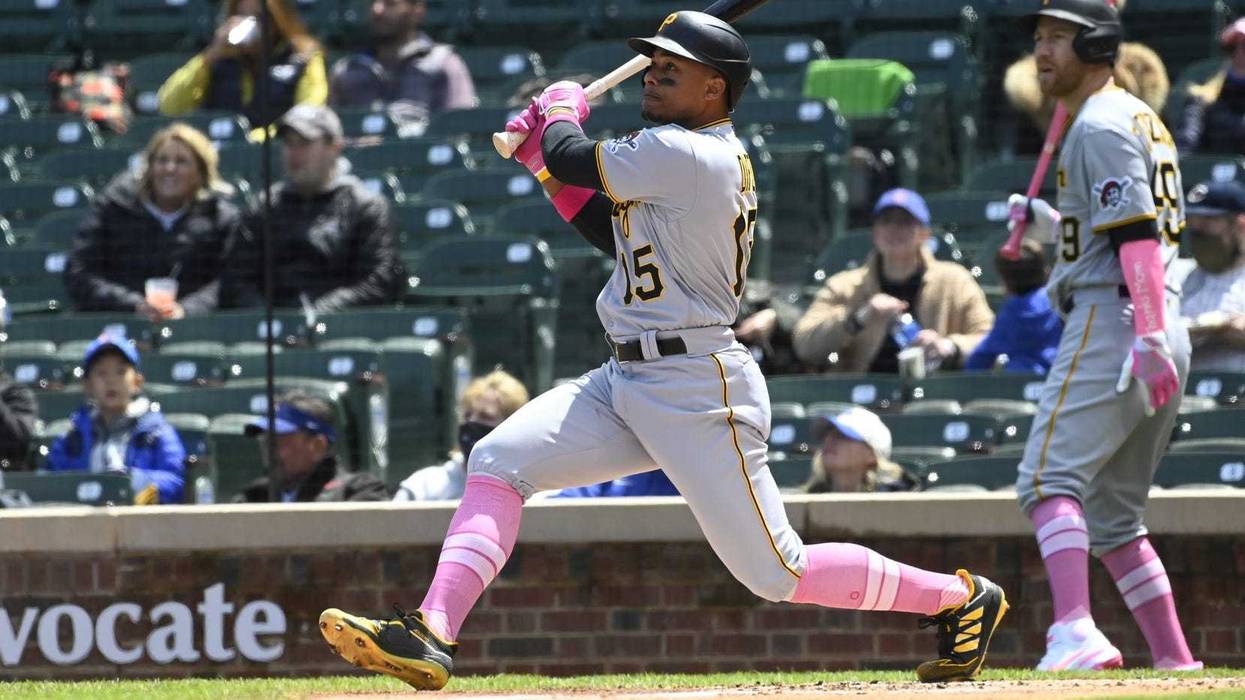 Wilmer Difo swinging