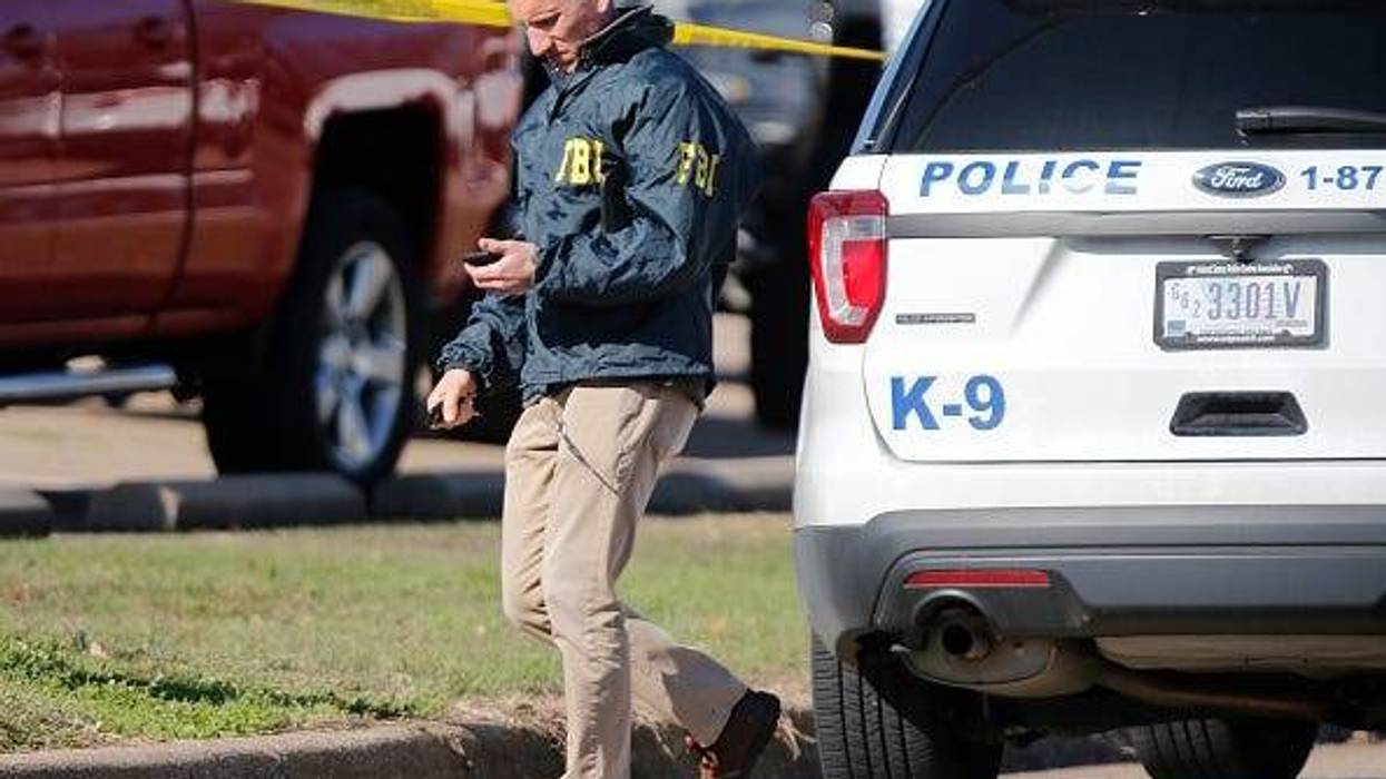 Woman claims to have bomb to rob bank