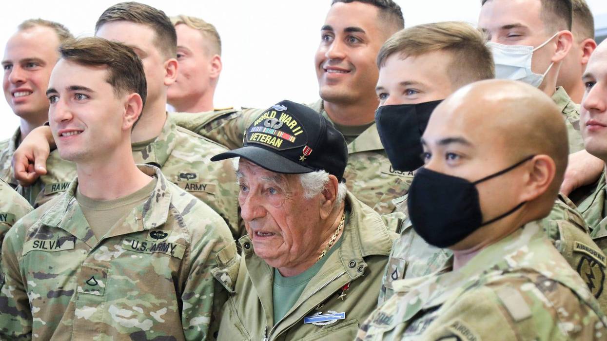 World War II veteran visits Alaskan Paratroopers